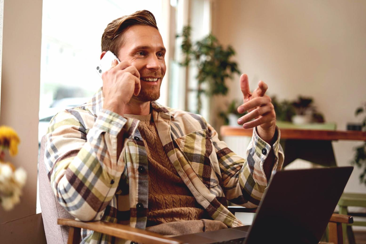 Espace de formation moderne avec ordinateurs pour apprendre les bases de la finance d'entreprise