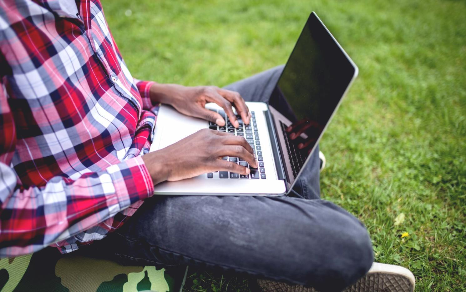 Session de travail en groupe sur la gestion de trésorerie